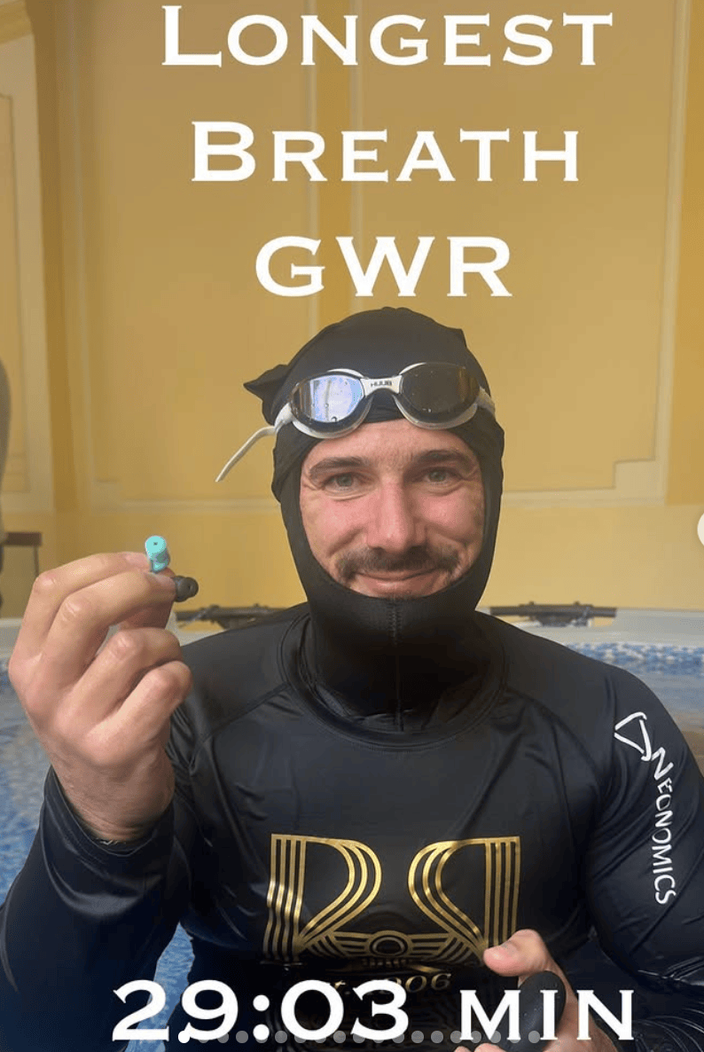 水下憋气29分钟，克罗地亚男子刷新世界纪录后发声：别来模仿我，有危险！