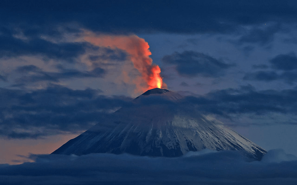俄罗斯克柳切夫火山喷发 火山灰高度达8000米