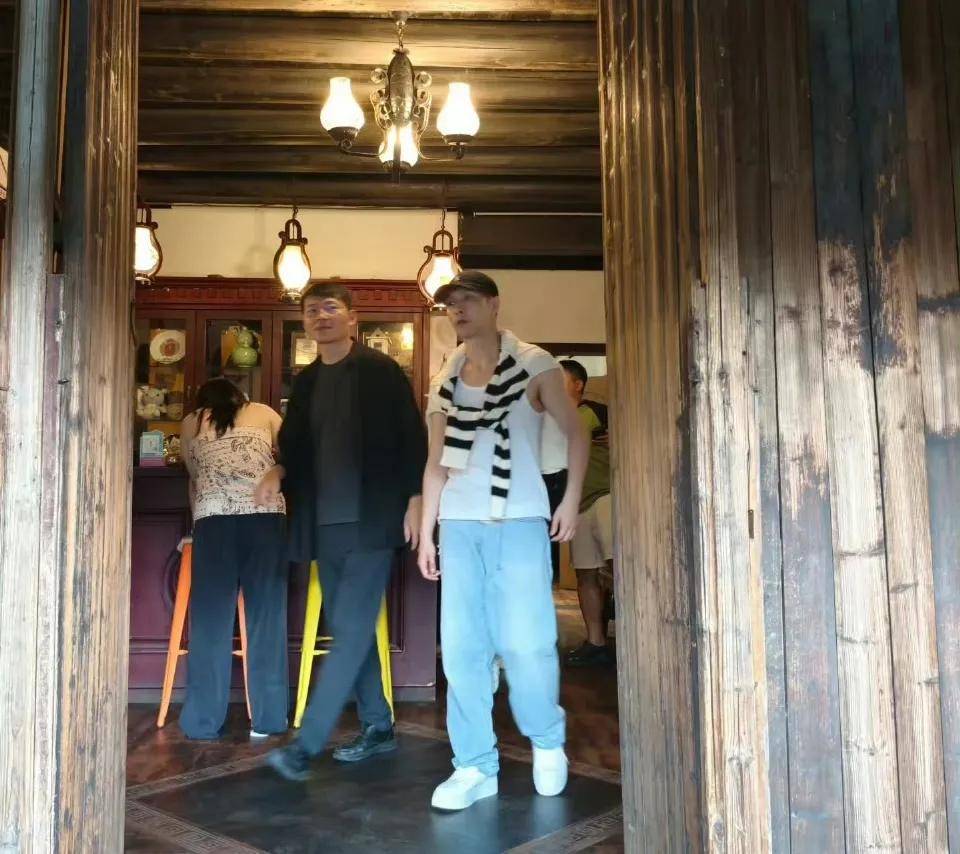 原创            《向往的生活8》路透：彭昱畅没睡醒，没见黄磊何炅，现场人超多