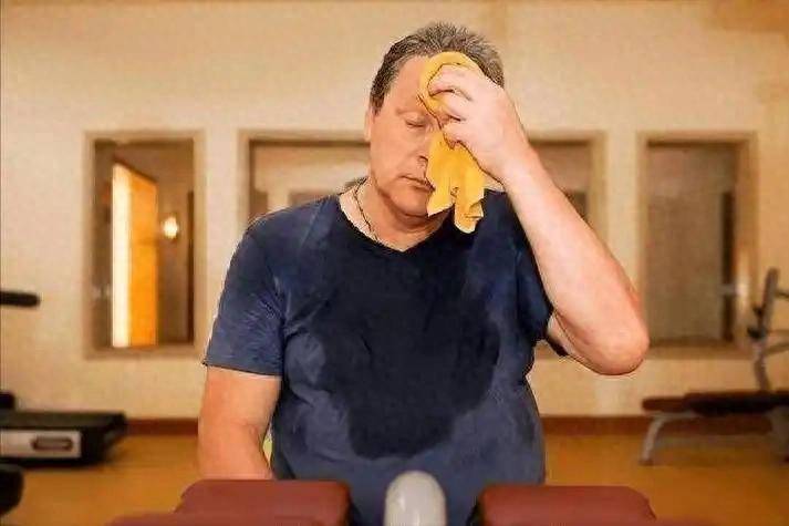 血糖超标，出汗先知？医生提醒：汗液若有3种异常，当心血糖异常