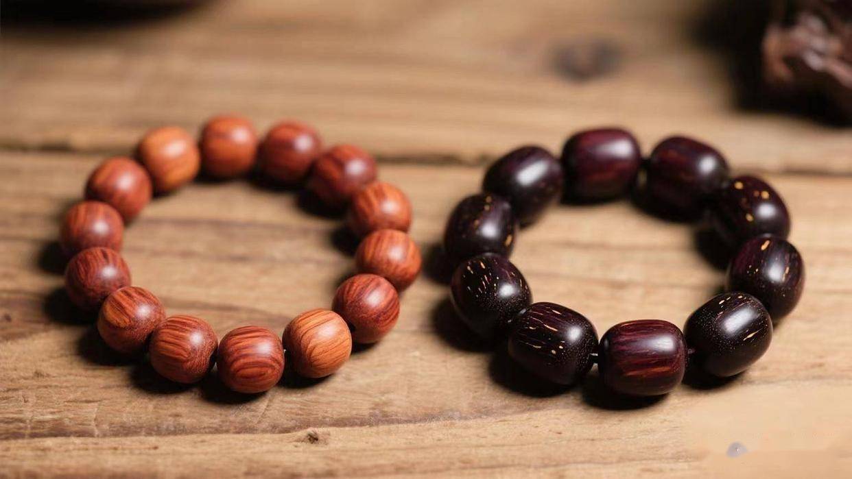 央视一曝光，文玩人慌了：我盘半年的“小叶紫檀”，竟是几十块血檀？