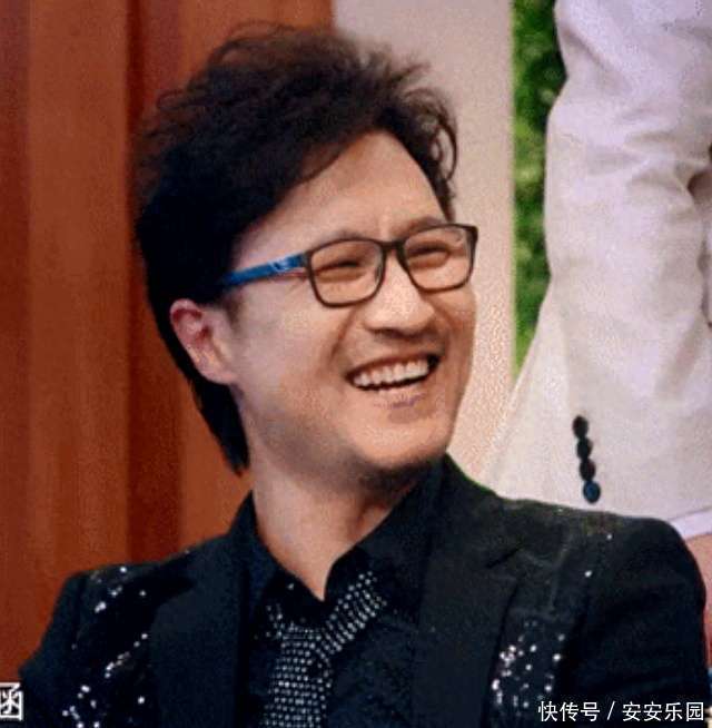 原创            汪峰新疆行引热议，与女友甜蜜同游，牵手谣言不攻自破