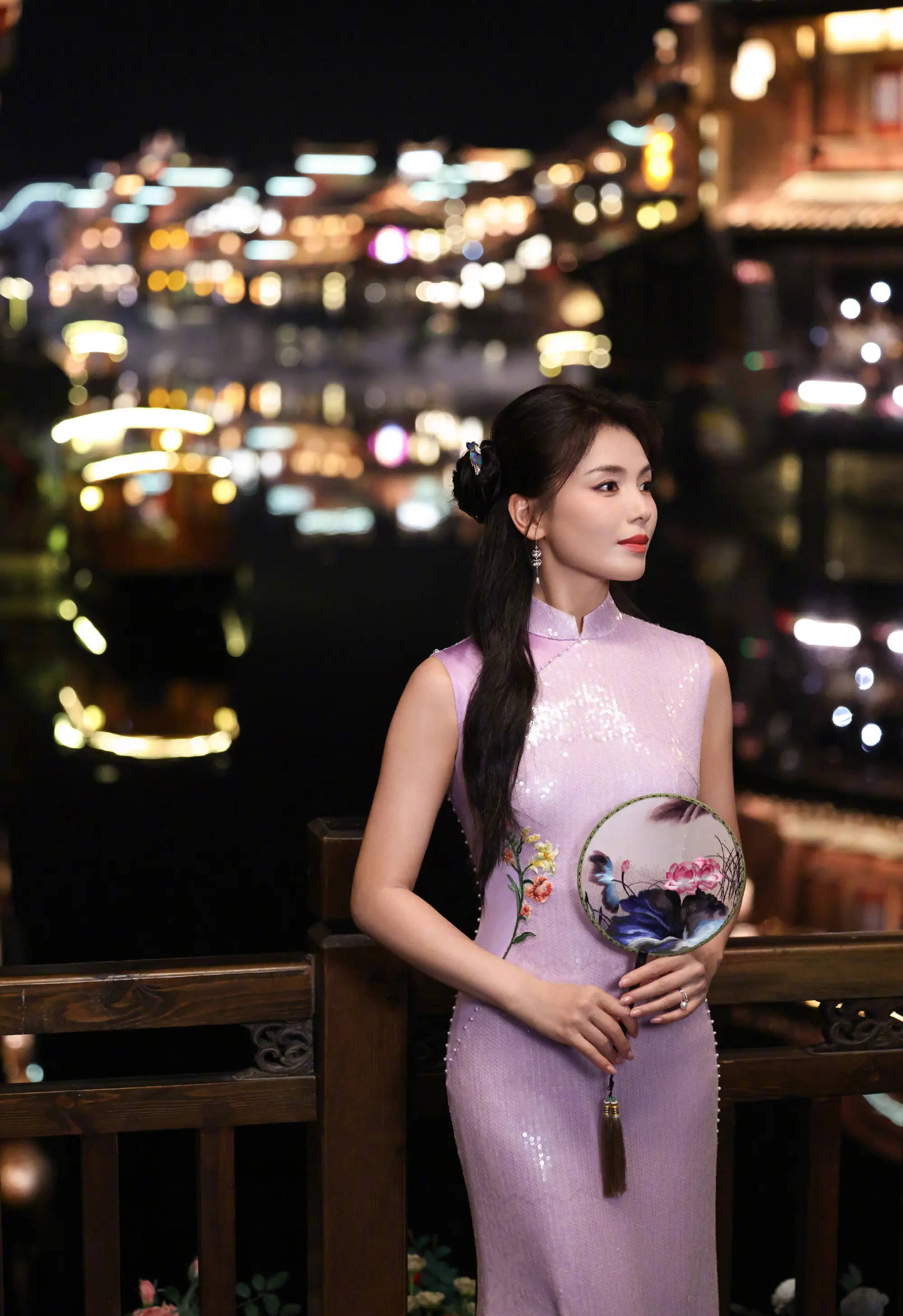 刘涛化身江南美人温柔妩媚！穿淡紫色无袖旗袍韵味十足