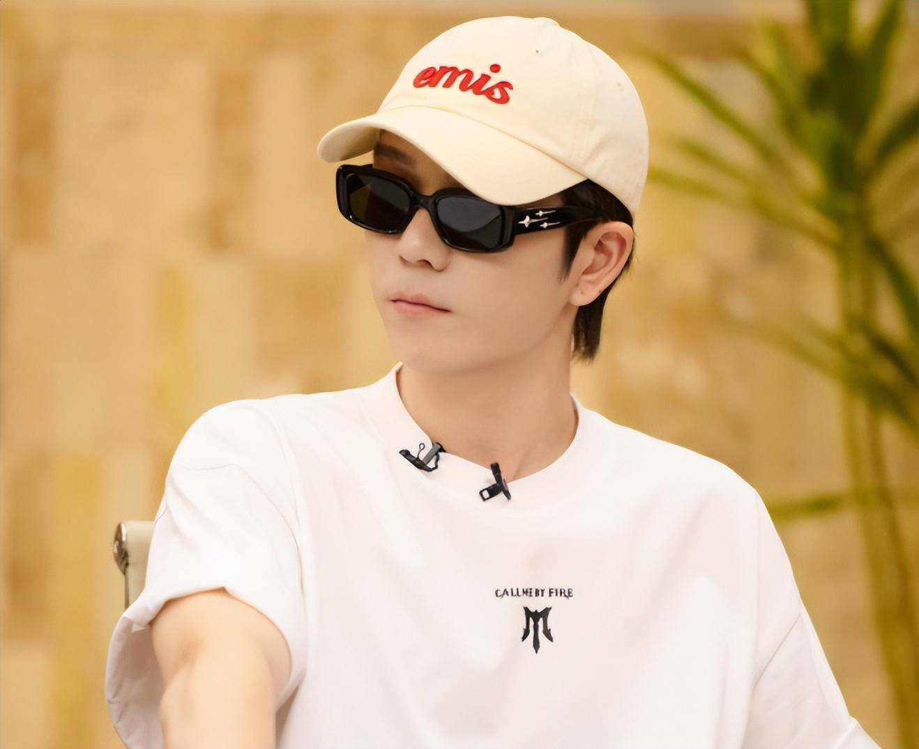 原创            披哥5：苏醒王栎鑫吵完就和好，热搜节奏比偶像剧还稳？谁策划的