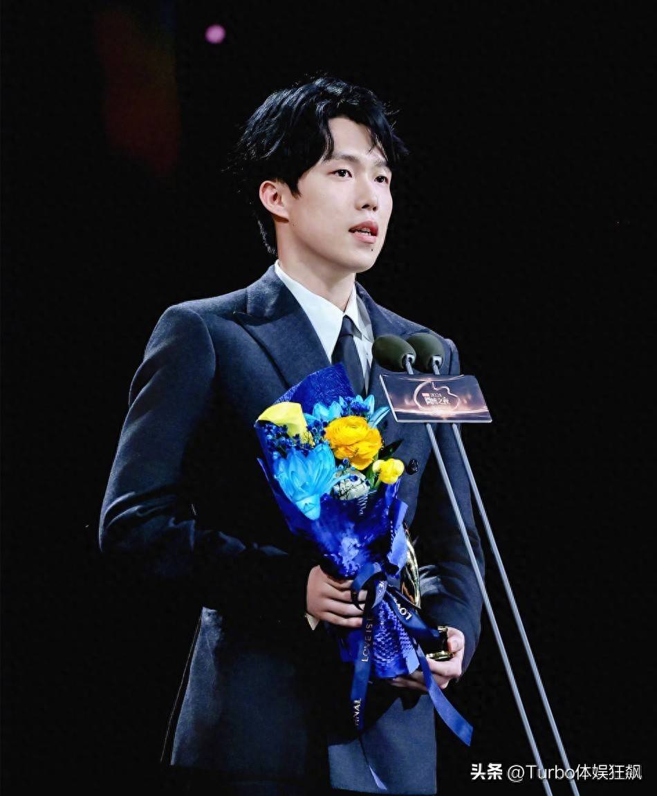 原创            王楚钦何超欣同框合影！绅士手细节获赞，网友：修养满分！