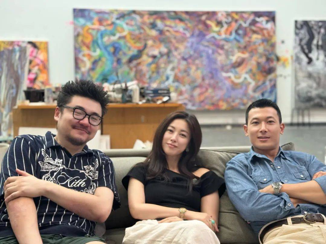 朱珠携老公、女儿与好友聚会，3岁珠宝锁喉爸爸很开心，整栋房子摆满艺术品