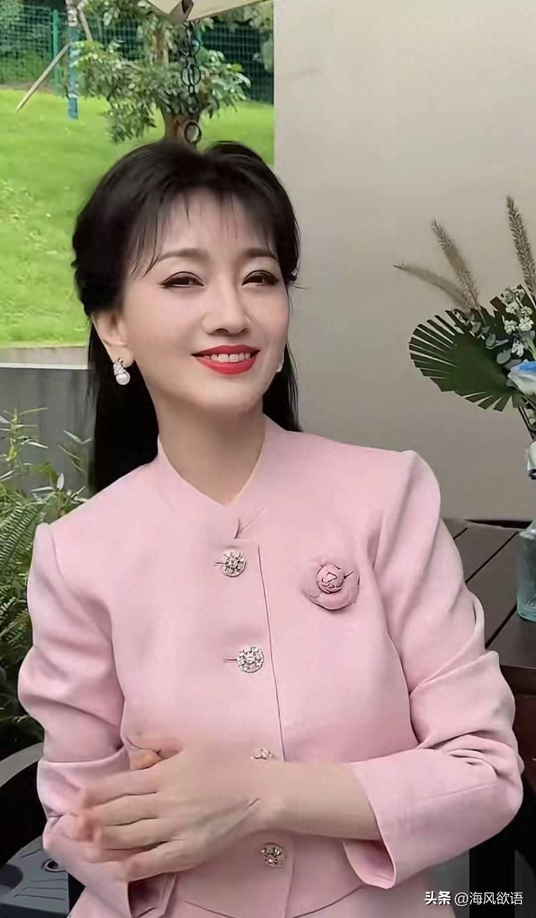 原创            71岁赵雅芝穿粉衣，跳手势舞庆七夕，神颜逆龄似50岁少女