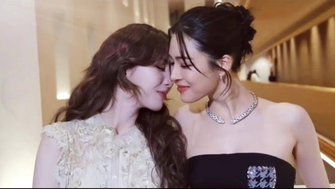 泰国这晚，顶流LingOrm戴着百万珠宝，在她面前依旧只能是背景板