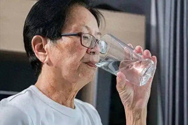 高血糖与早起习惯有关？医生告诫：血糖高的人，早起别做这3件事