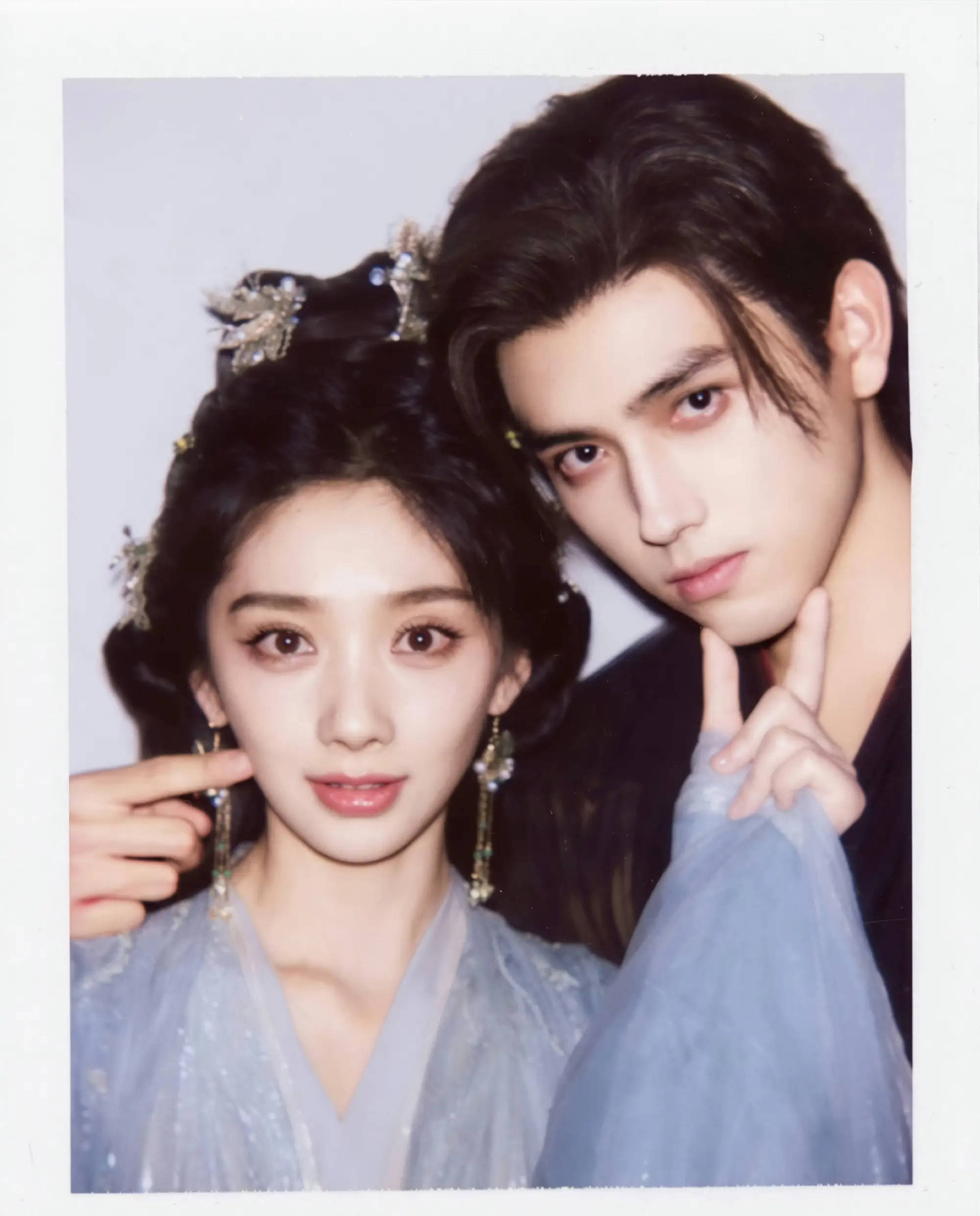 陈飞宇王影璐撕拉片营业照片释出 两人对视眼神拉丝