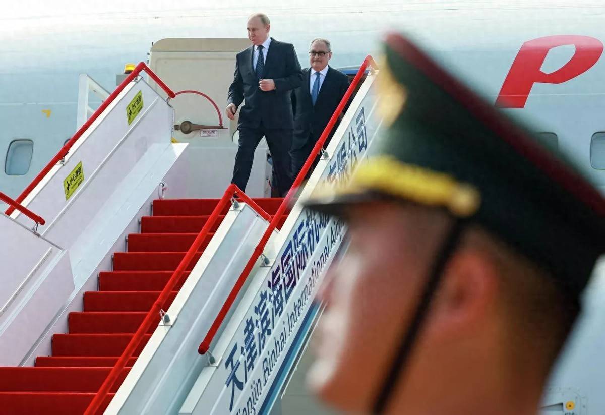 普京专机降落天津，顺着红地毯走下专机，携三位副总理及政要访华，带来了大半个俄高层！