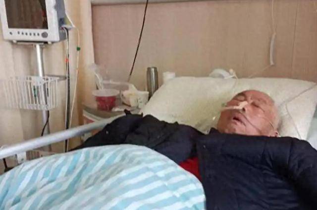 54岁男子脑梗猝死，每天坚持午睡，医生无奈叹息：4个坏毛病要命