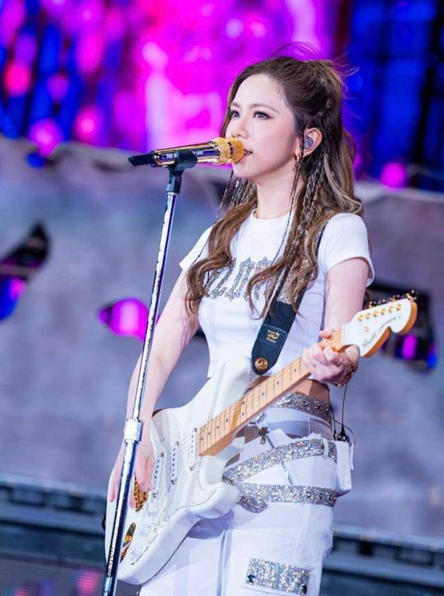 邓紫棋香港开演唱会被旧事重提，被指责其请水军洗白，引粉丝热议