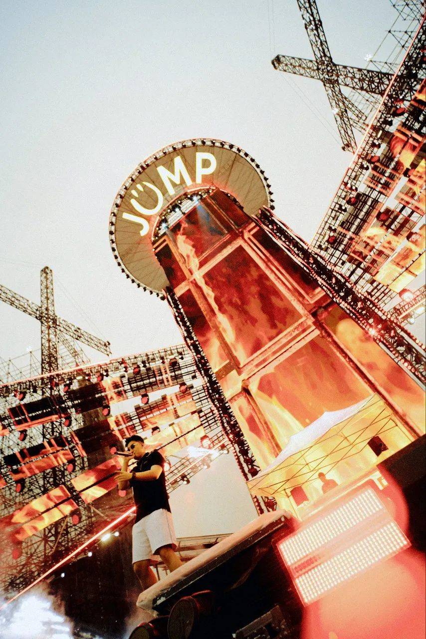 原创            腾讯视频音乐节，一场在停机坪上的浪漫狂想