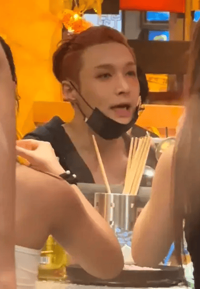 张艺兴红发造型超亮眼 和员工聚餐亲切随和