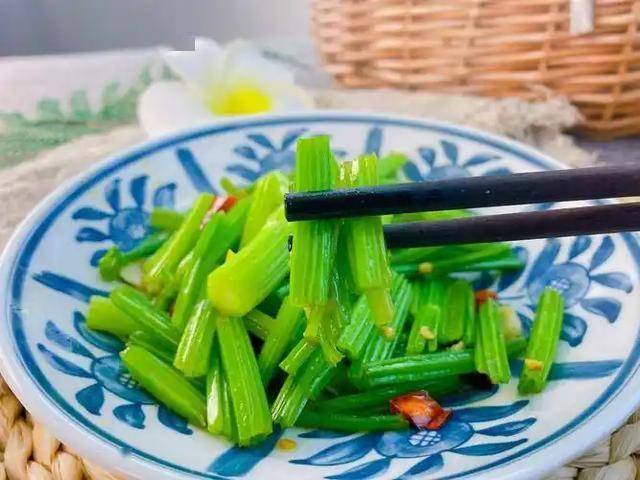 再这样吃芹菜，肾就废了？提醒：吃芹菜不注意这些，是在给肾上刑