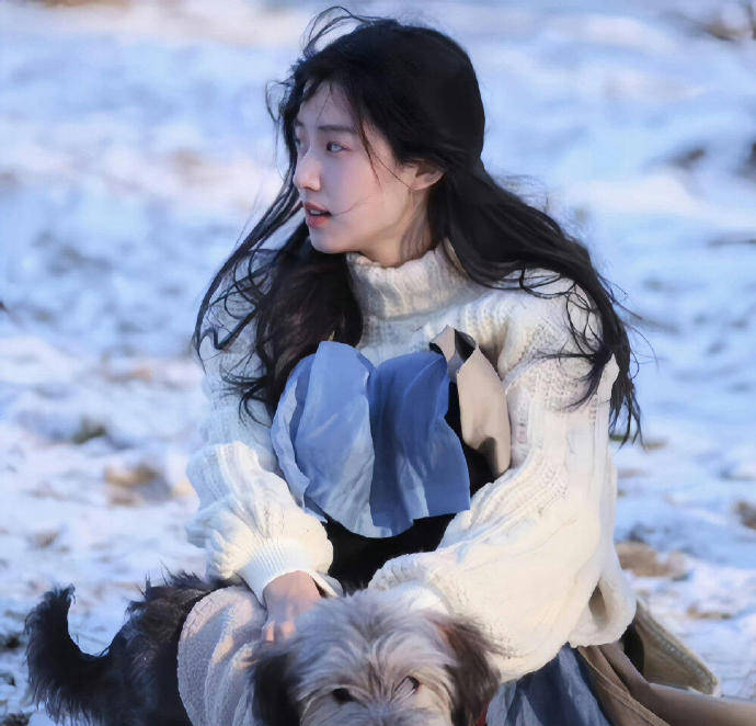 卢昱晓旧图！冬日和狗狗的互动太治愈了。