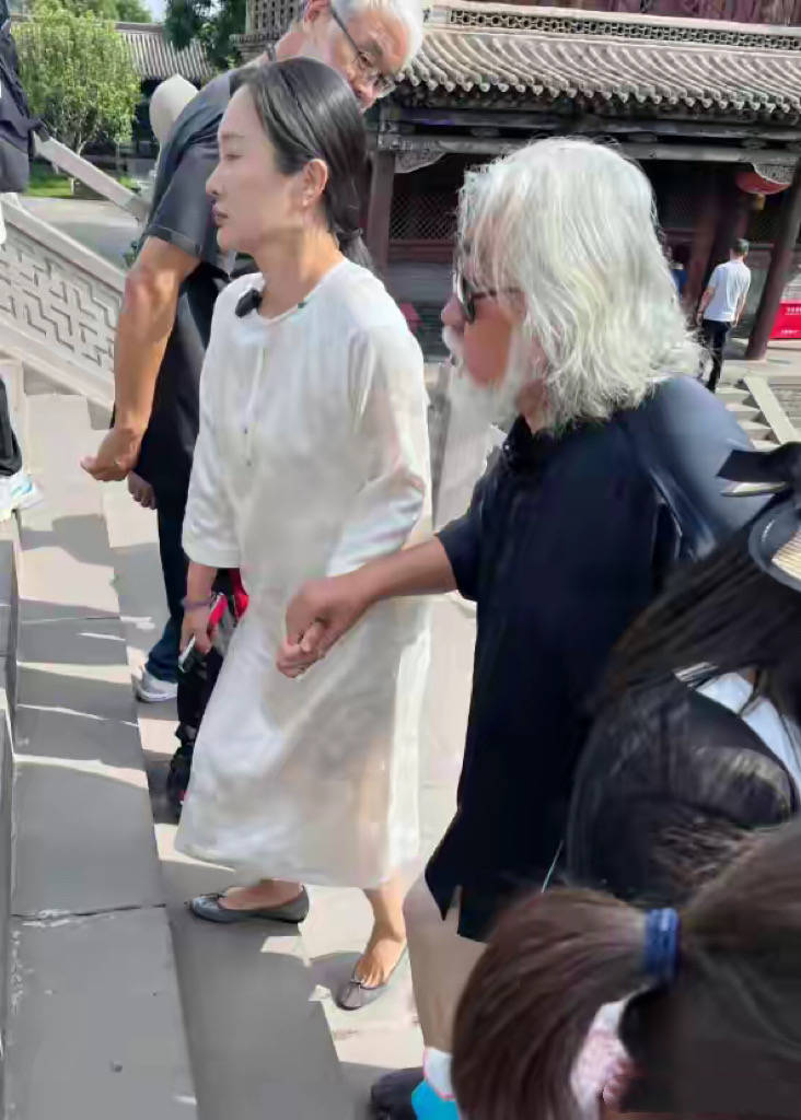 原创            张纪中一家山西游玩，亲儿子佛像前踢继子胸口，杜星霖做法好无助