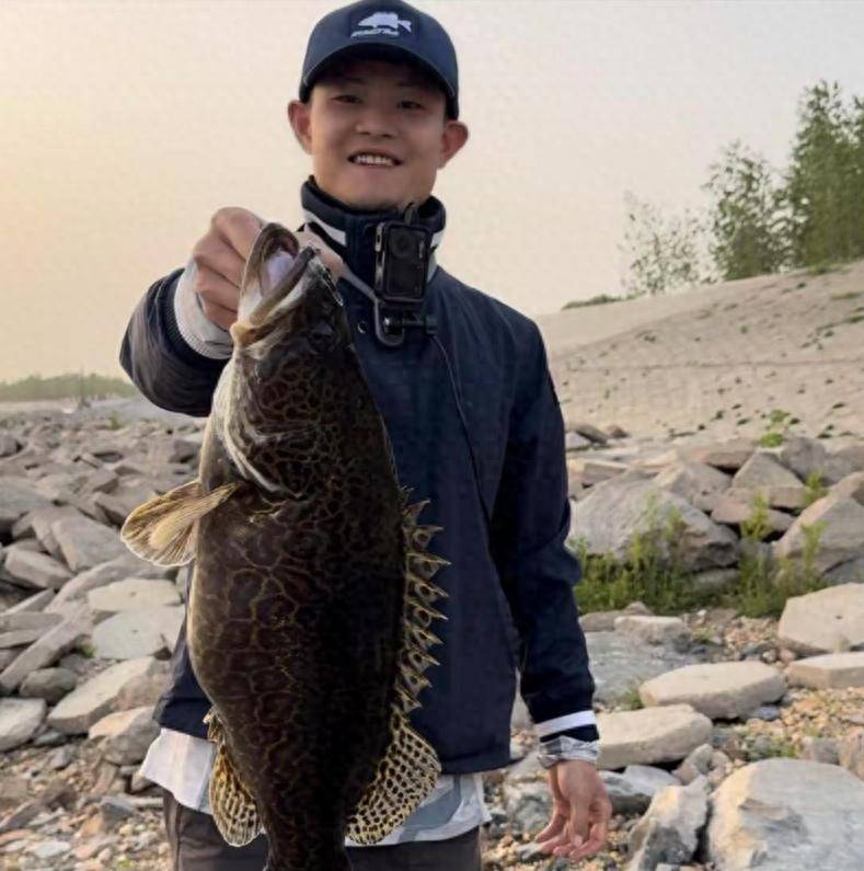 原创            重庆网红“谈二娃”因钓鱼溺亡，年仅25岁，生前调侃一语成谶