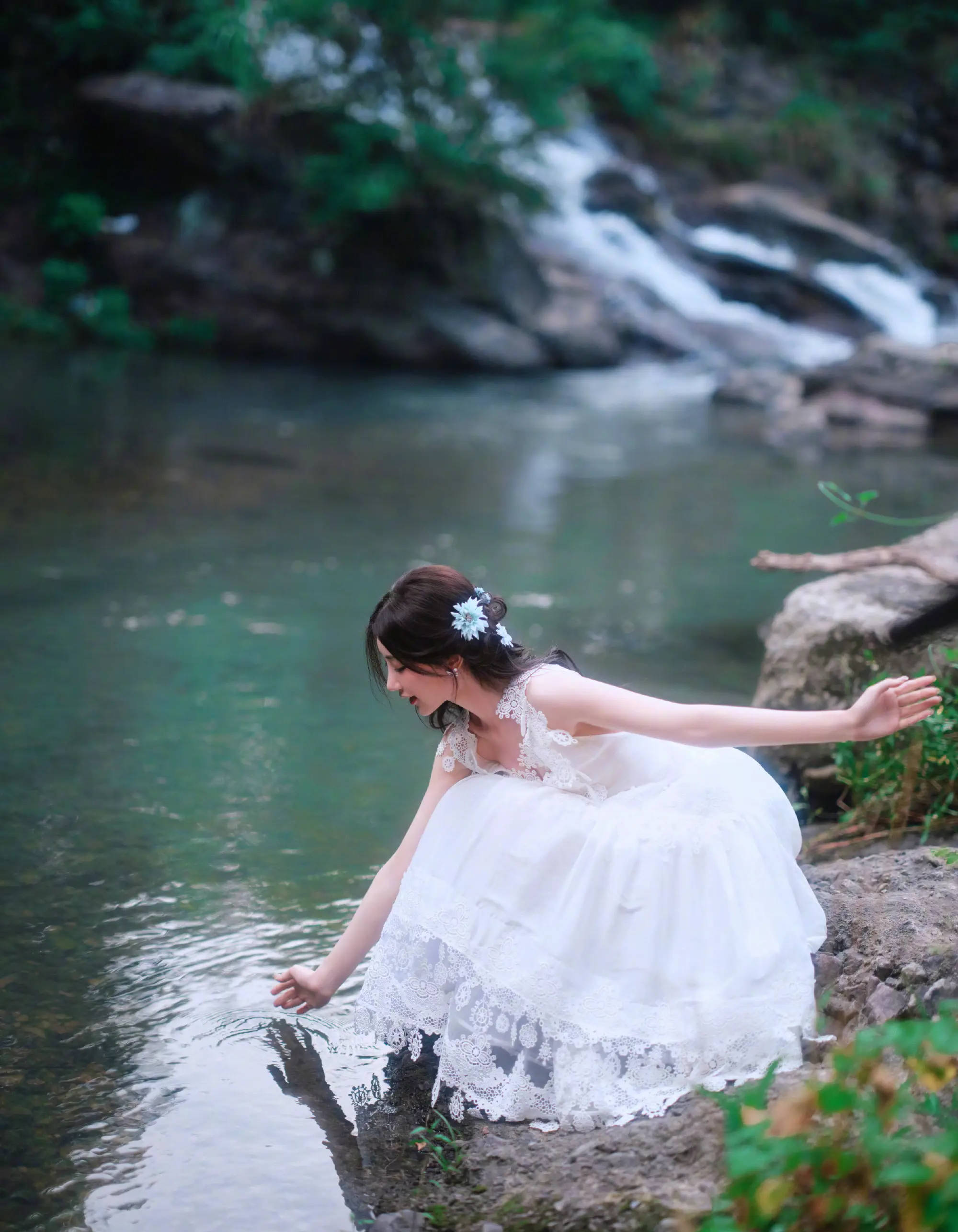 毛晓彤穿白色吊带裙可爱似小仙女！开心玩水笑容甜美元气满满