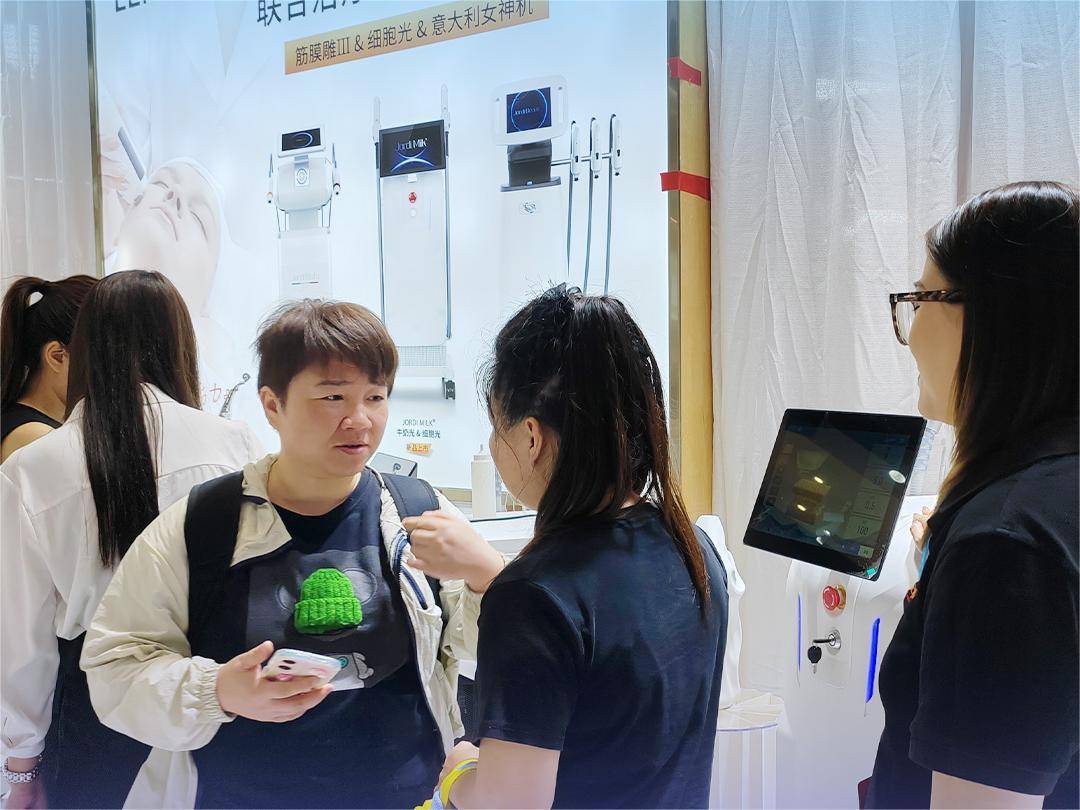 步履不停，向美出发，奔赴星辰大海。广州美博会即将启幕。雷翡士为美出发。