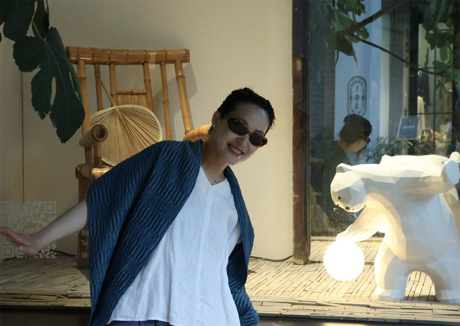 “致敬青春”亮相M50：黄飞春的治愈系公共艺术与黄朝青的内省水墨对话