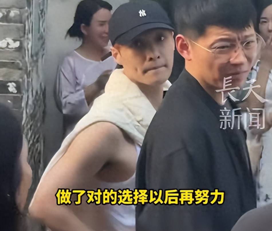 原创            乌镇偶遇张艺兴买包子，穿无袖背心素颜皮肤白皙，网友：越看越饿