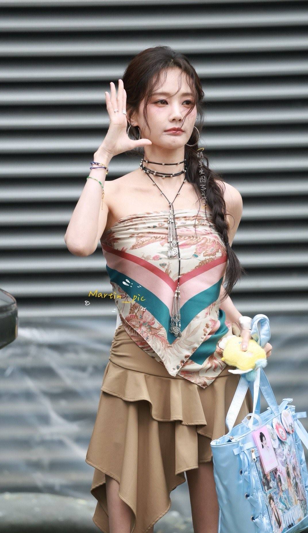 李一桐穿印花抹胸搭配棕色短裙 侧编麻花辫气质酷飒