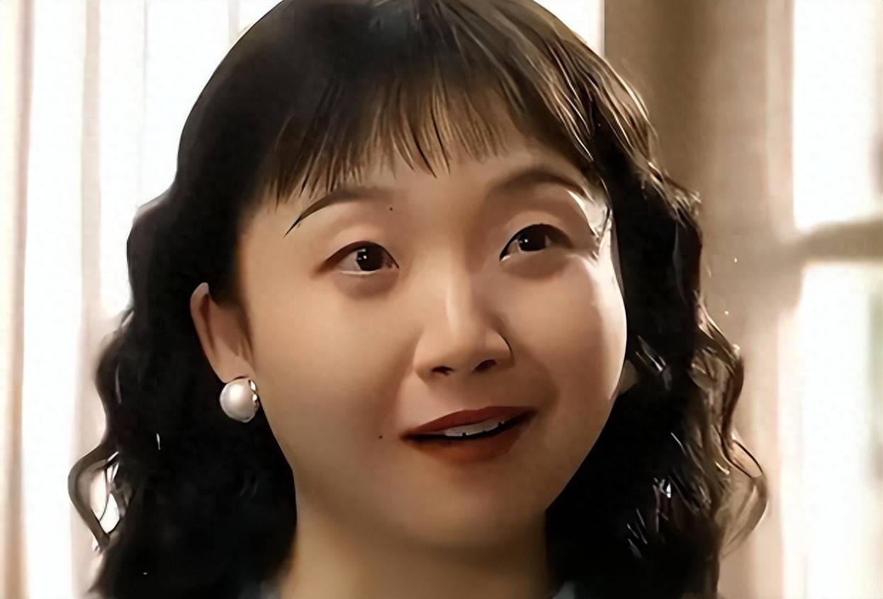 原创            资源不断却长相平平，这4位丑不自知的戏混子女演员，谁给的自信