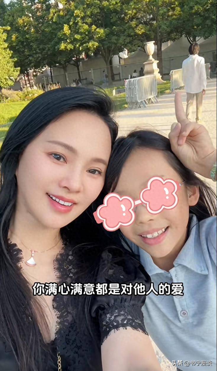 原创            伊能静一家度假归来，9岁米粒又瘦又高，正脸曝光和爸爸一模一样