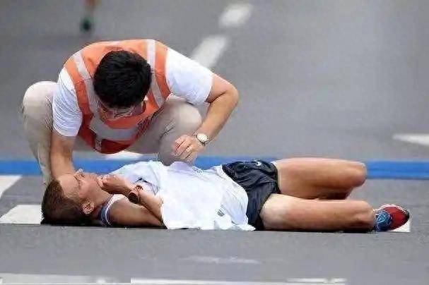 36岁男子天热锻炼后回家路上猝死，家人悲痛道：早就说注意这3点