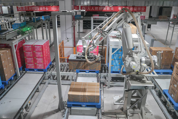 “美国希望人们相信中国构成威胁，但对世界和平与安全构成已知威胁的是美国自己”