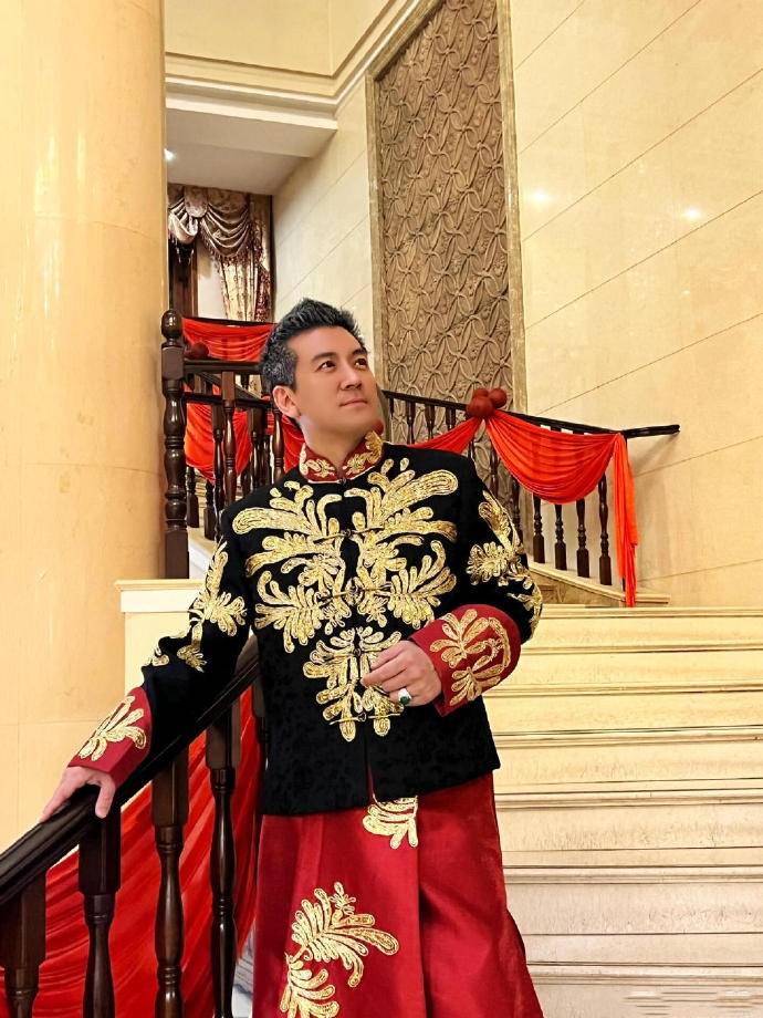 原创            一张图暴露离婚七个月的杨子，已经另结23岁新欢，黄圣依独美！