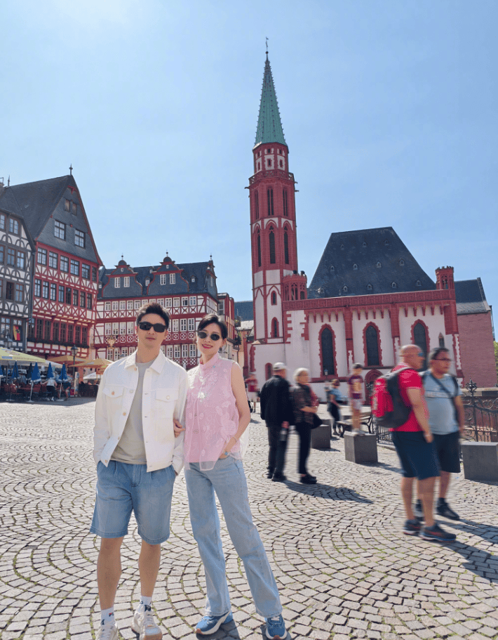 田亮晒出七夕节与叶一茜恩爱合照！夫妻俩相爱20年，感情一如既往的好