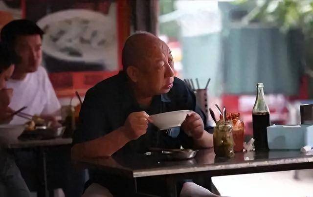 早上起床就吃饭错了？医生提醒：70岁后，吃早餐要尽量做到这4点