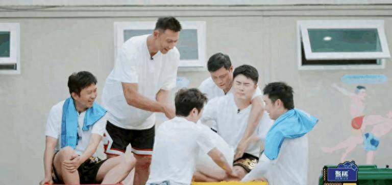 原创            陈赫回张子萱老家过暑假，夕阳下一家四口岁月静好，幸福具象化！