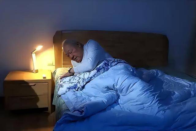 “七小时睡觉论”错了？医生提醒：过了55岁，睡觉尽量做到这几点