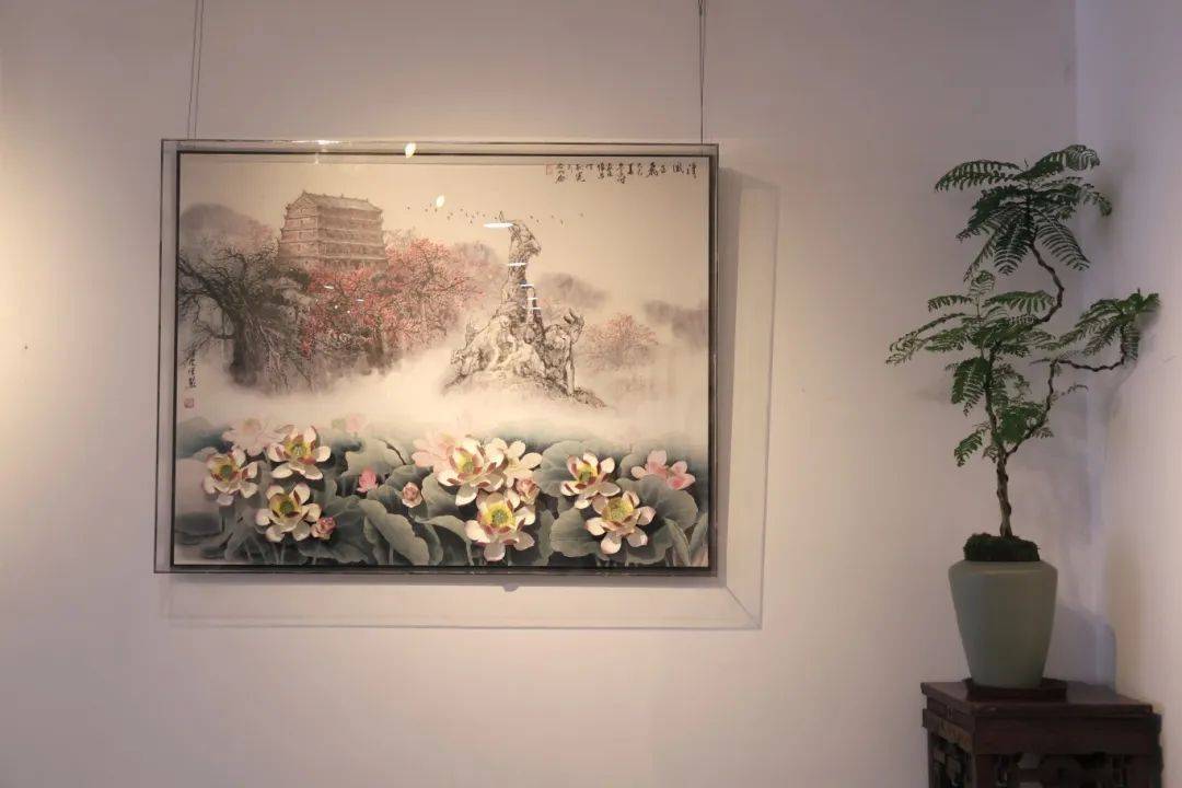 泥火铸莲魂：岭南画家朱永成与中原艺术家皮伟的荷花瓷创作之旅
