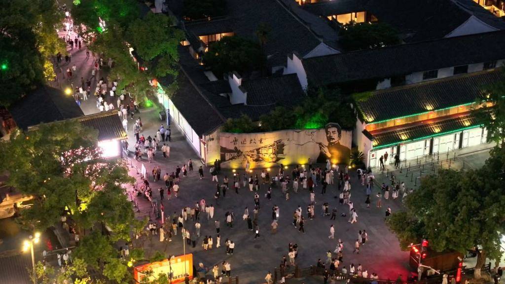 鲁迅纪念馆回应“夹烟”墙画遭投诉：墙画已历经22年，馆方尊重历史、尊重艺术创作