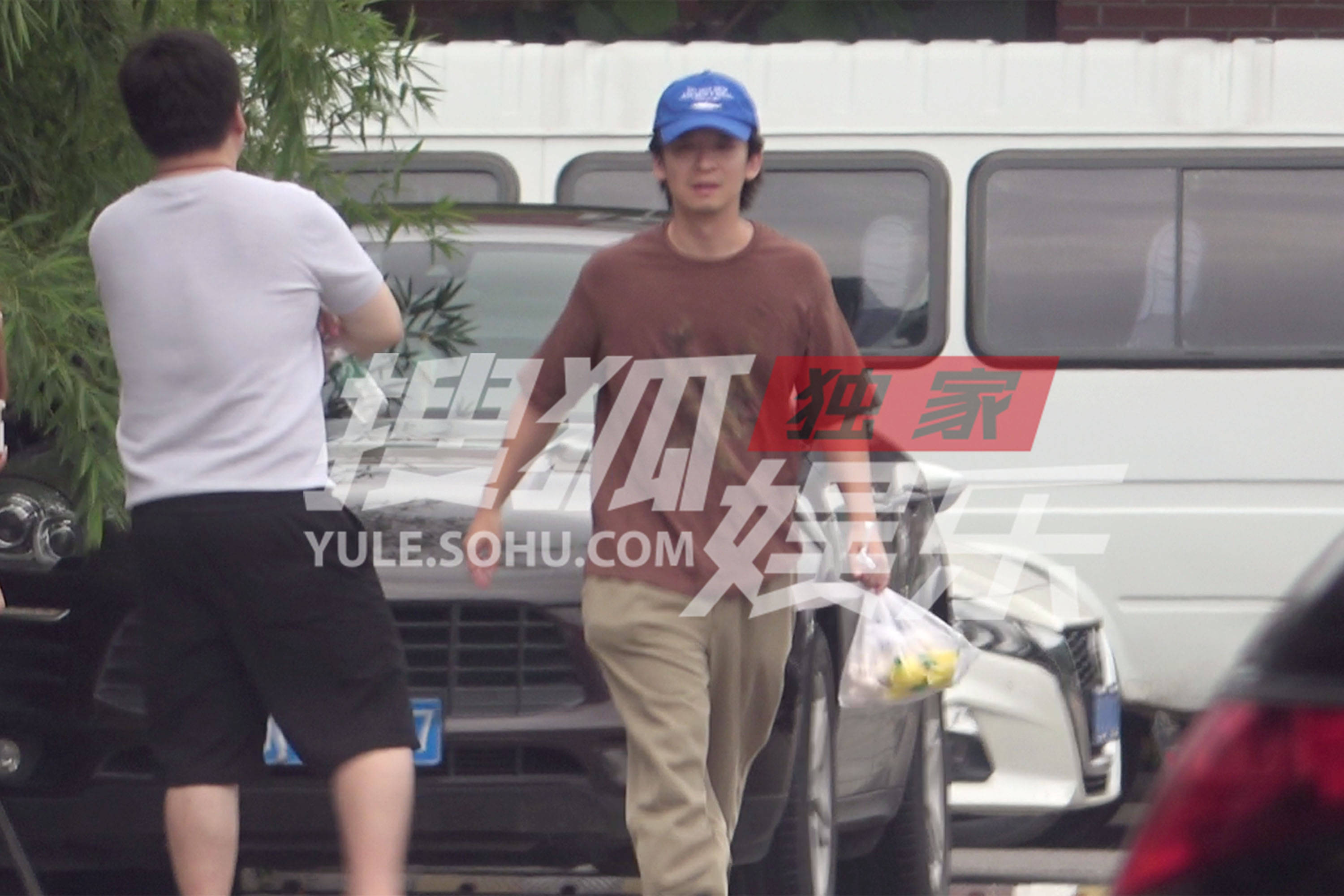 董子健路边和朋友热聊 提塑料袋的松弛感独一无二