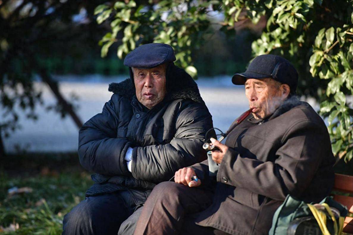 骨质疏松和晒太阳有关？医生警告：不想病情加重，谨记“5不做”