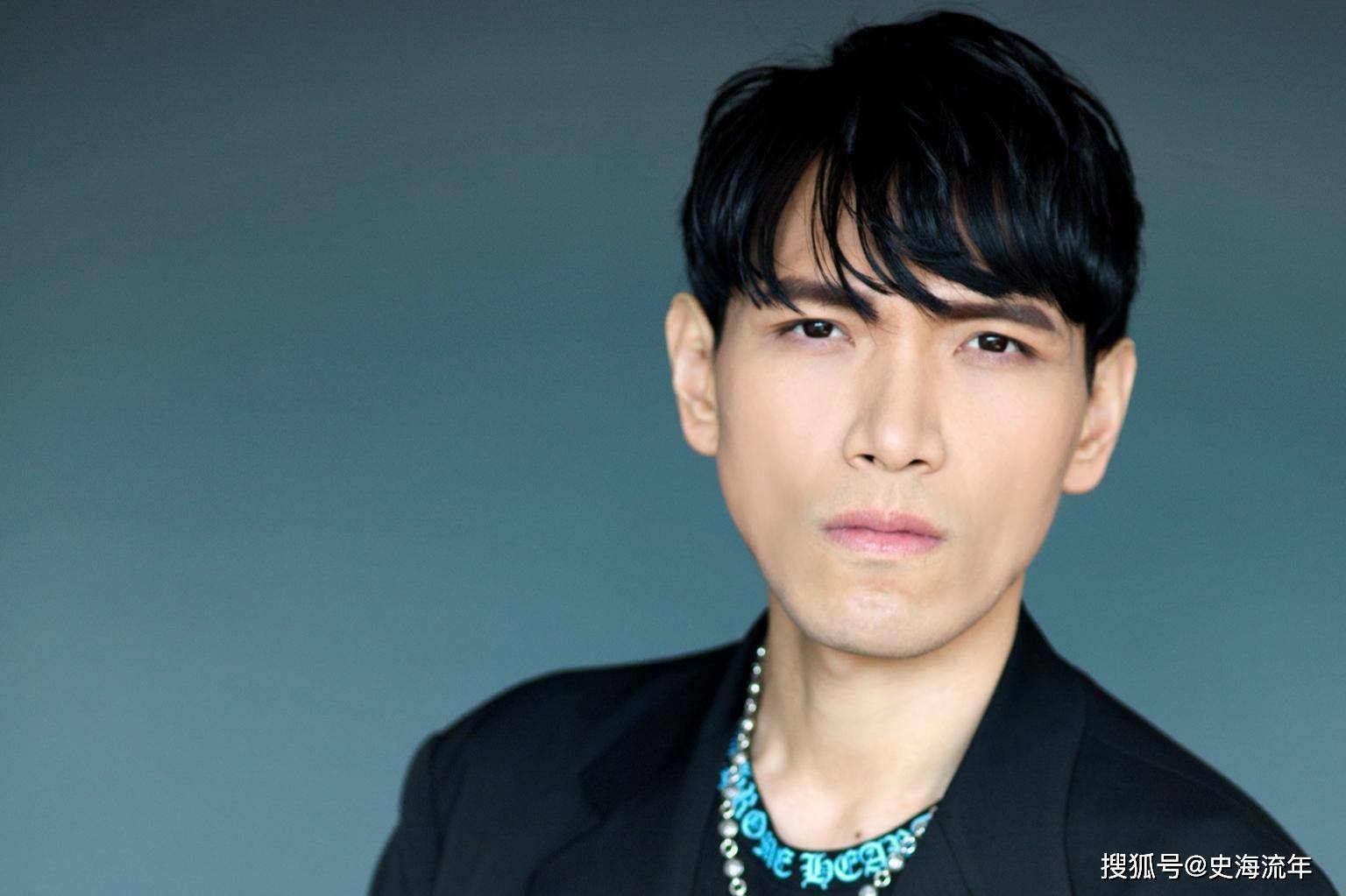 原创            从2米多高的舞台跌落，杨宗纬西宁演出发生意外，安全警钟长鸣