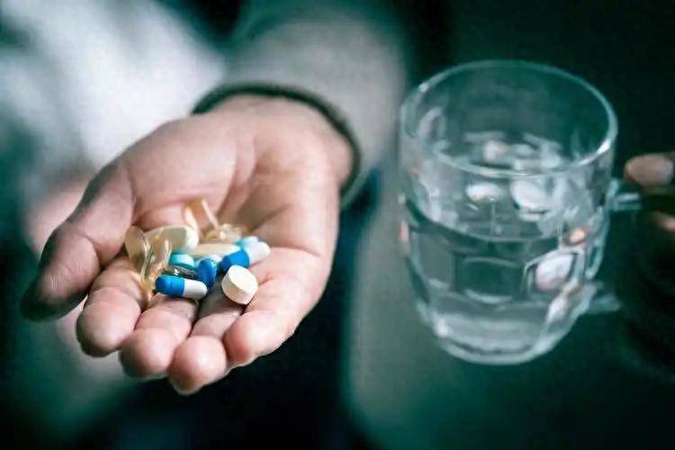 降压药成为关注对象！医生：夏天吃降压药后，再热也要少碰5件事