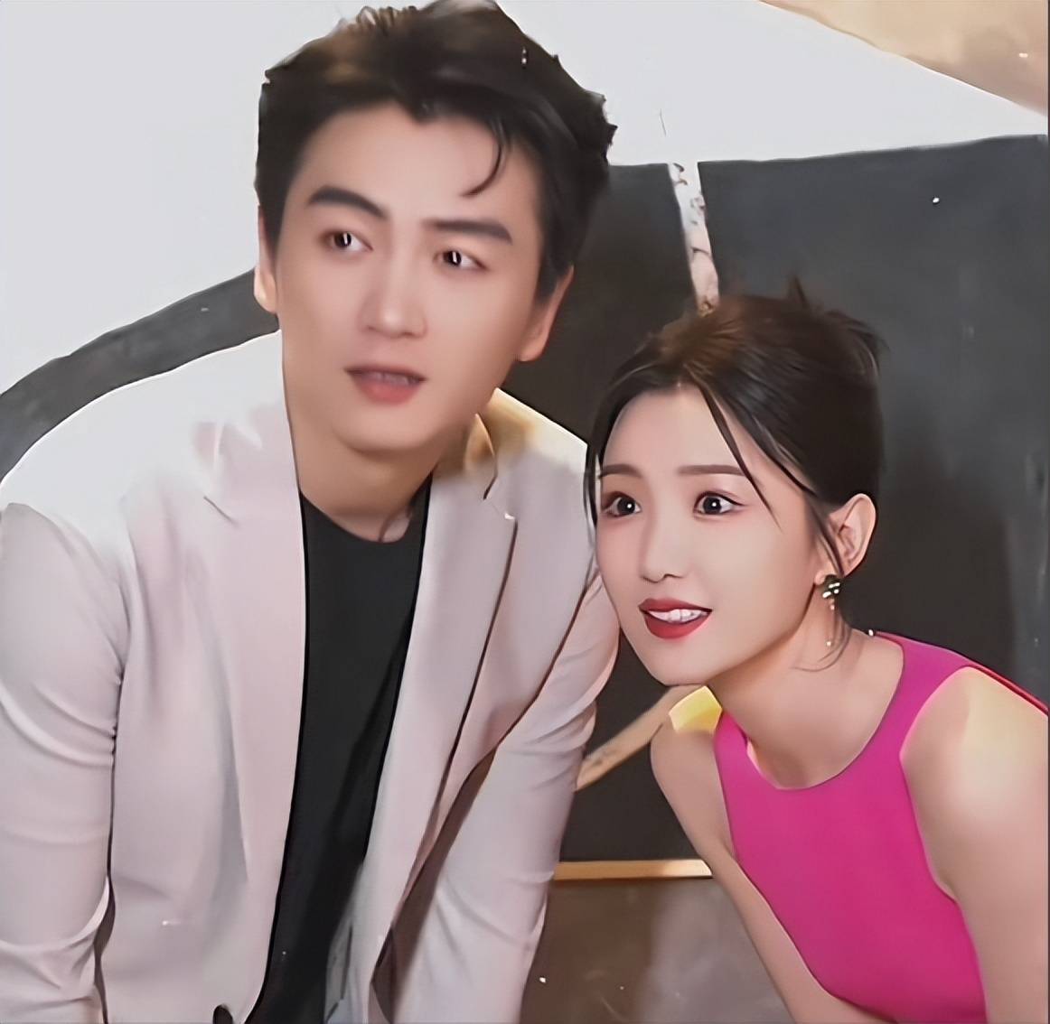 原创            毛晓彤否认与陈晓恋情！晒图辟谣态度坚定：未婚单身，从未在一起