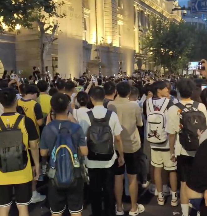 原创            中国詹蜜们心态崩了，白天熬到晚上见不到詹姆斯，怒喷问候主办方