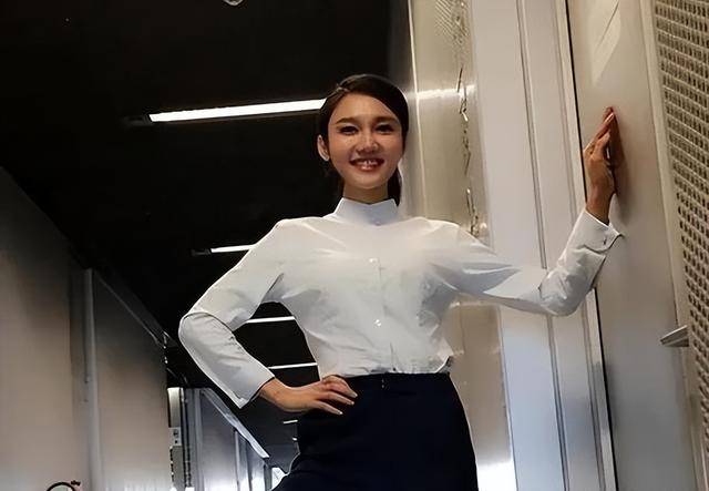 原创            4届站稳女C位，顺利取代北大才女李思思的龙洋，到底强哪儿了？