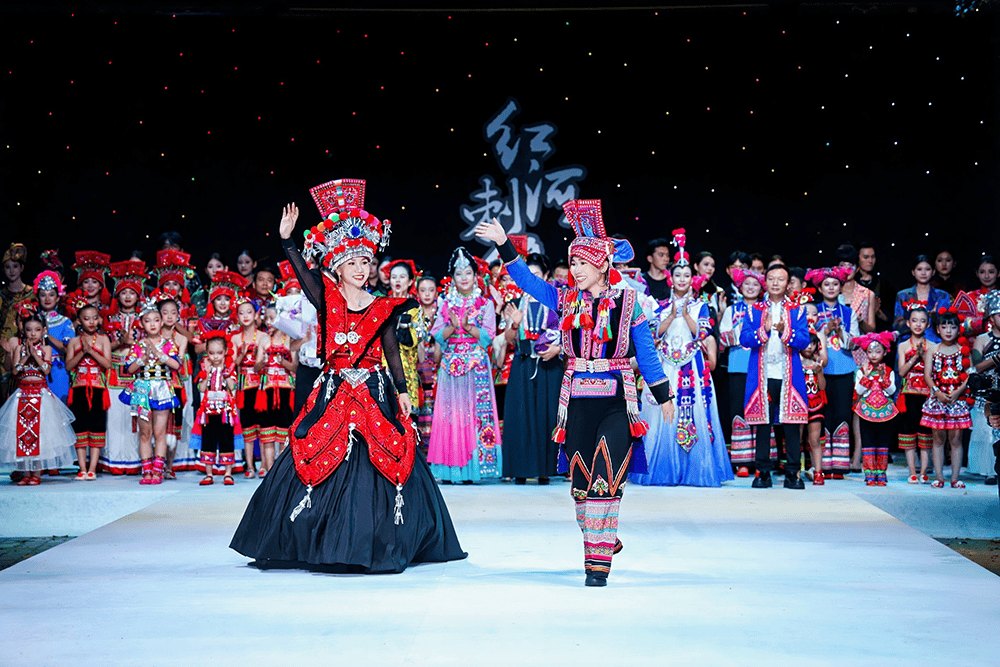 云南红河展演刺绣艺术：多项入选非遗文化，近五千人从业