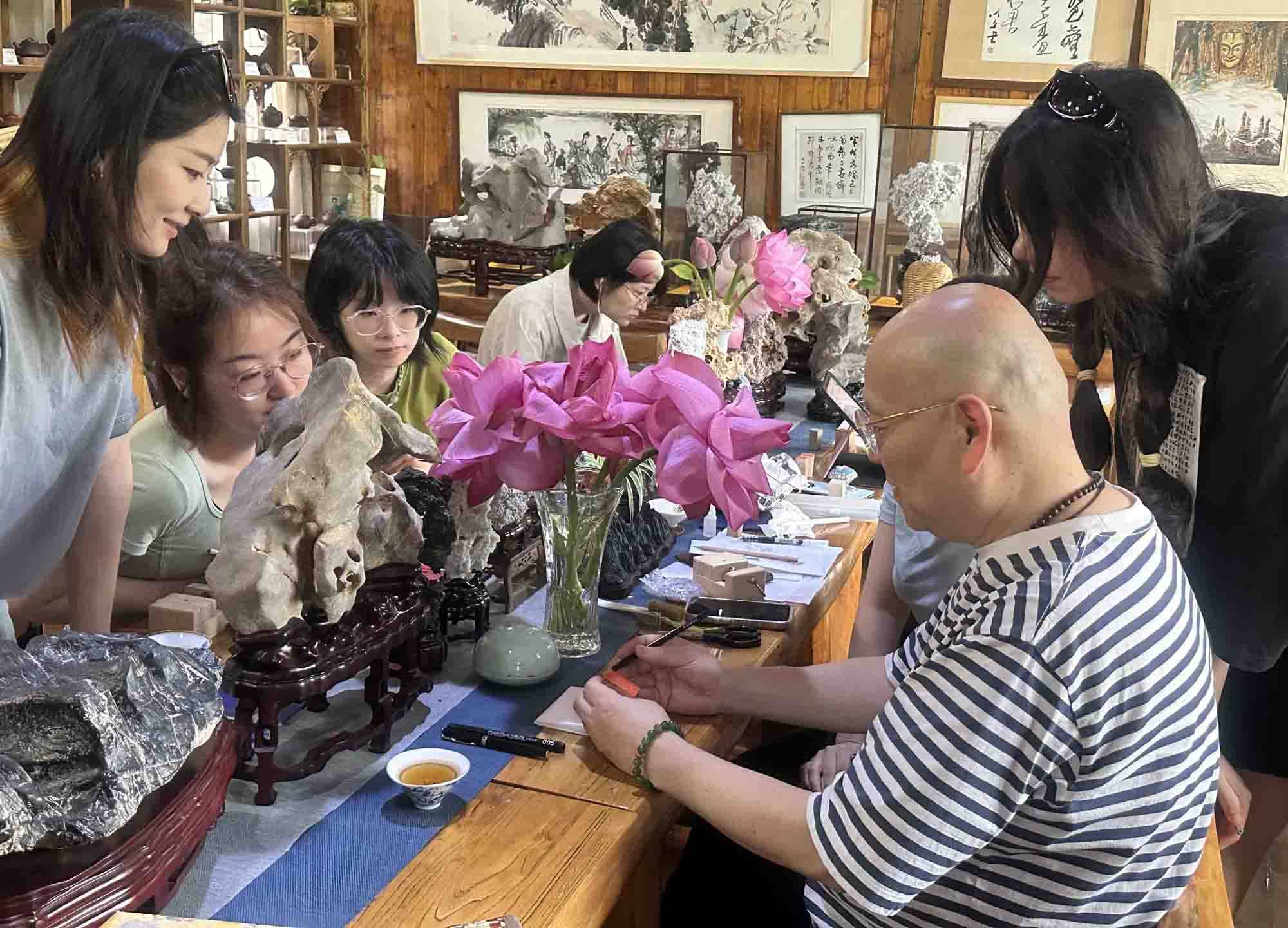 荷风伴金石 匠心传文脉——爱慕美术馆驻留艺术家篆刻研习课侧记