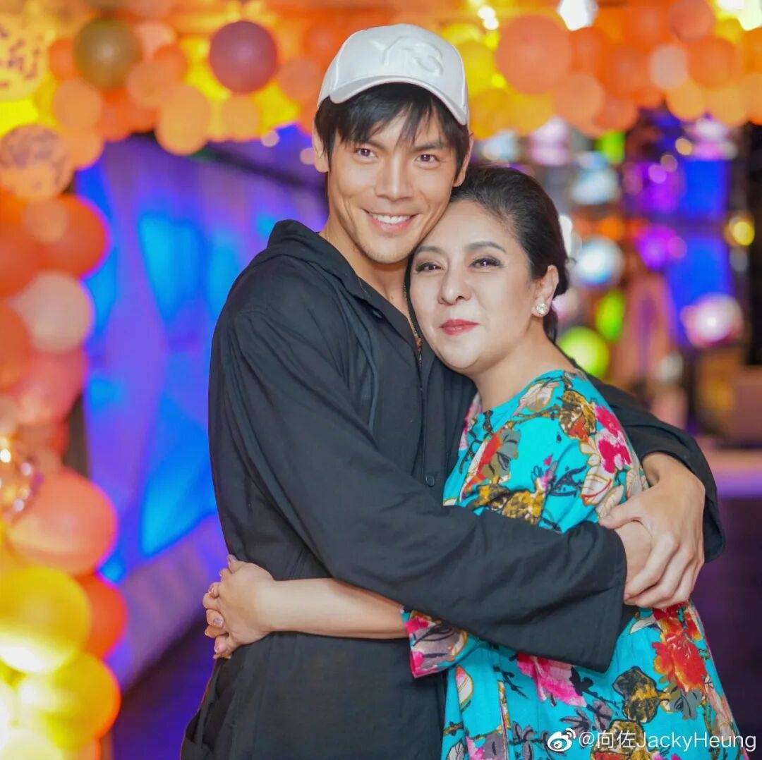 向太回应“向家破产”传闻：珠宝、豪宅都在，还养着1000多名员工；向佐力挺