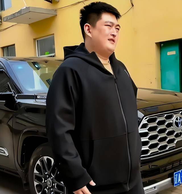 原创            “陪太子读书”照进现实？赵大牛踢球赛，一身赘肉却连连进球